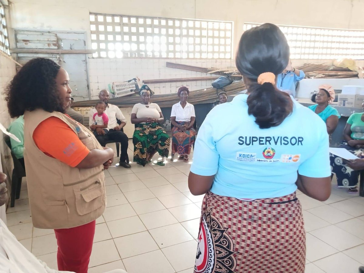 UNFPAMocambique's tweet photo. Information is power, and the first step to ending gender-based violence.

With #KOICA's support, UNFPA facilitated a Community Dialogue in Praia Nova, one of Sofala’s high-risk areas for GBV. The session, led by #CUAMM, promoted clear, rights-based messaging on GBV and SRHR. https://t.co/mU88RX32O1