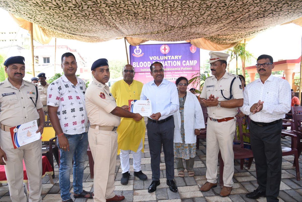 cpbbsrctc's tweet photo. ଅନ୍ୟାନ୍ୟ ବରିଷ୍ଠ ପୋଲିସ ଅଧିକାରୀମାନେ ଶିବିରରେ ଯୋଗ ଦେଇ ଦାତାମାନଙ୍କୁ ଉତ୍ସାହିତ କରିଥିଲେ। ଏହି ମହାନ ପ୍ରୟାସରେ ମୋଟ ୬୬ ୟୁନିଟ୍ ରକ୍ତ ସଂଗ୍ରହ କରାଯାଇଛି।
#donatebloodsavelife #nobelendeavour #bloodforall #blooddonationcamp #Bhubaneswar #wecarewedare #odishapolice #cpbbsrctc #osap7thbn https://t.co/aSHY1CeDlU