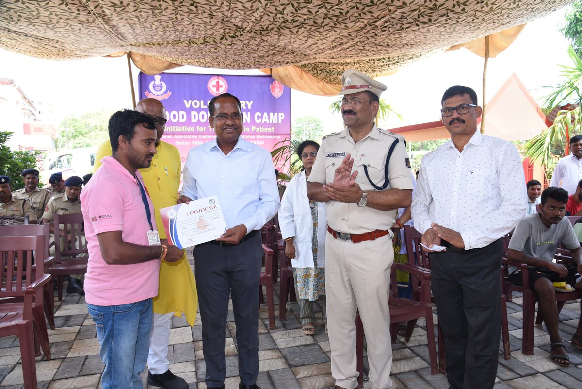 cpbbsrctc's tweet photo. ଅନ୍ୟାନ୍ୟ ବରିଷ୍ଠ ପୋଲିସ ଅଧିକାରୀମାନେ ଶିବିରରେ ଯୋଗ ଦେଇ ଦାତାମାନଙ୍କୁ ଉତ୍ସାହିତ କରିଥିଲେ। ଏହି ମହାନ ପ୍ରୟାସରେ ମୋଟ ୬୬ ୟୁନିଟ୍ ରକ୍ତ ସଂଗ୍ରହ କରାଯାଇଛି।
#donatebloodsavelife #nobelendeavour #bloodforall #blooddonationcamp #Bhubaneswar #wecarewedare #odishapolice #cpbbsrctc #osap7thbn https://t.co/aSHY1CeDlU