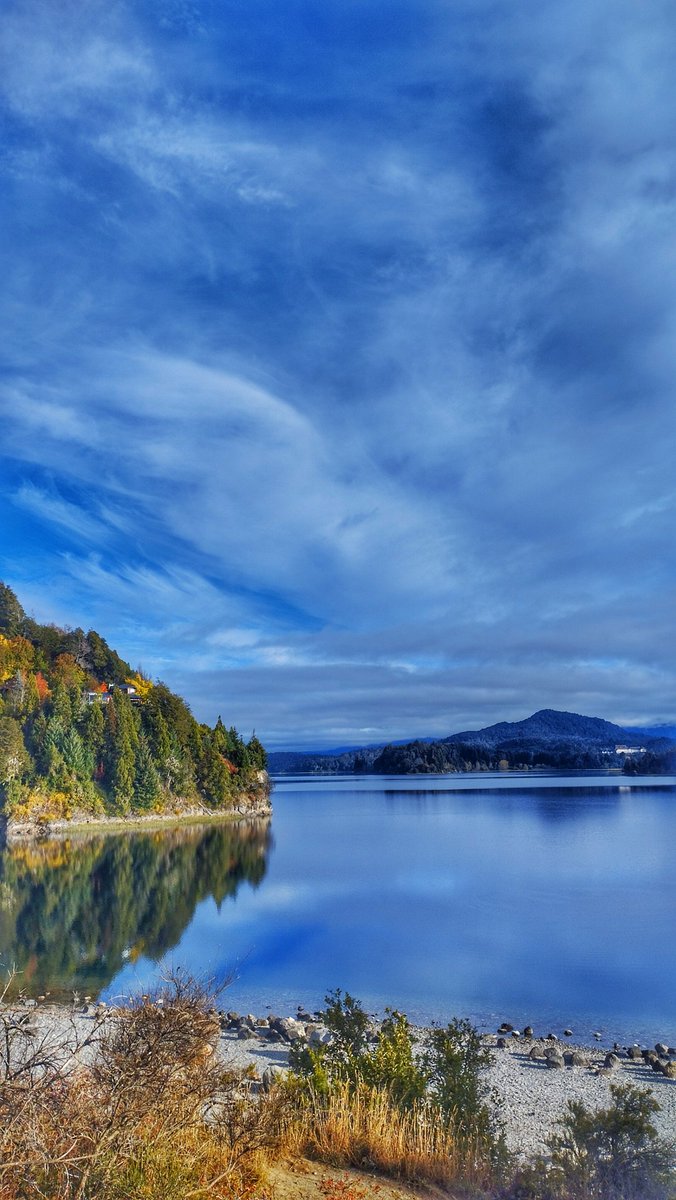 Nicolas__Leon's tweet photo. Me vine a vivir a Bariloche hace 4 años y no hay un solo día que me arrepienta. Escapen de la ciudad, hay un mundo esperando. #patagonia #bariloche #otoño https://t.co/OopWT3SvFD