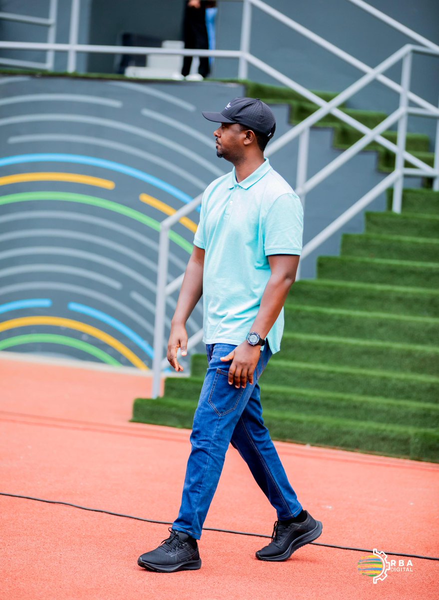 Umukino uhuza APR FC na Police FC wamaze gutangira.

Ni umukino wo kwishyura wa 1/2 cy'Igikombe cy'Amahoro.

Ubanza wari wabereye kuri Pele Stadium, tariki 15 Mata 2025, aho amakipe yombi yari yanganyije 1-1. #RBASports