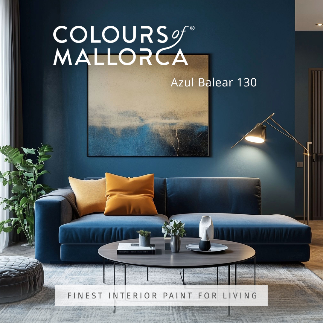 Wandfarbton AZUL BALEAR 130. Dieser tiefe Blauton erinnert an die ruhigen Abendstunden auf Mallorca, wenn die Dämmerung den Himmel in satte Farben taucht. Dieser Farbton verwandelt den Raum in eine stilvolle Oase der Ruhe. Zum Webshop colours-of-mallorca.com/de/shop/farbko…