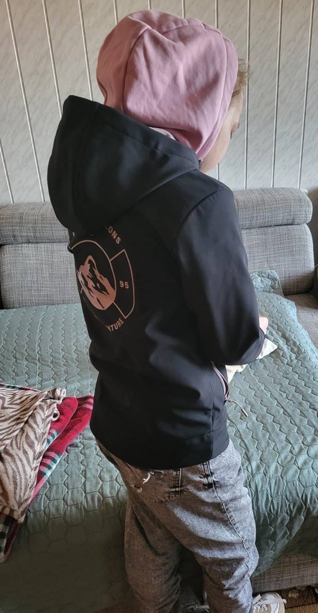 #policijameklē bezvēsts prombūtnē esošo Madaru Zeiļuku (2014.), kura 30. aprīlī ap pulksten 08.50 izgāja no savas dzīvesvietas Limbažu novadā, Brīvzemnieku pagastā, Puikulē un līdz šim brīdim nav atgriezusies. Bija ģērbusies melnas krāsas “4F” firmas jakā, sarkanas krāsas biksēs,