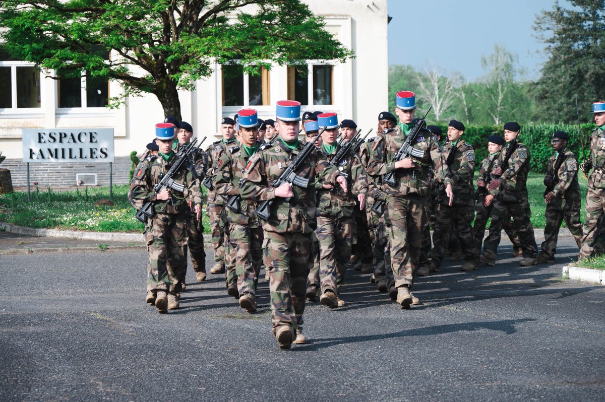 #TradisMili 🇫🇷 : la semaine dernière a eu lieu la traditionnelle conclusion de la formation initiale des jeunes dragons : la présentation à l'étendard, le seul décoré de la médaille des évadés. Désormais combattants NRBC, les dragons du LTN Brice portent fièrement la fourragère !