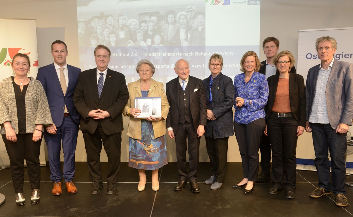 Landesvertretung NRW (@nrwineu) on Twitter photo Gestern wurde die Ausstellung „Gerettet auf Zeit - Kindertransporte nach🇧🇪 1938/1939“ des Lern- u. Gedenkorts JAWNE in @nrwineu in Kooperation m. Ostbelgien eröffnet, die bis zum 8.5. gezeigt wird. ASB_NRW <a href="/SylviaLoehrmann/">Sylvia Löhrmann</a> betonte die Bedeutung einer lebendigen Erinnerungskultur. Gestern wurde die Ausstellung „Gerettet auf Zeit - Kindertransporte nach🇧🇪 1938/1939“ des Lern- u. Gedenkorts JAWNE in @nrwineu in Kooperation m. Ostbelgien eröffnet, die bis zum 8.5. gezeigt wird. ASB_NRW <a href="/SylviaLoehrmann/">Sylvia Löhrmann</a> betonte die Bedeutung einer lebendigen Erinnerungskultur.