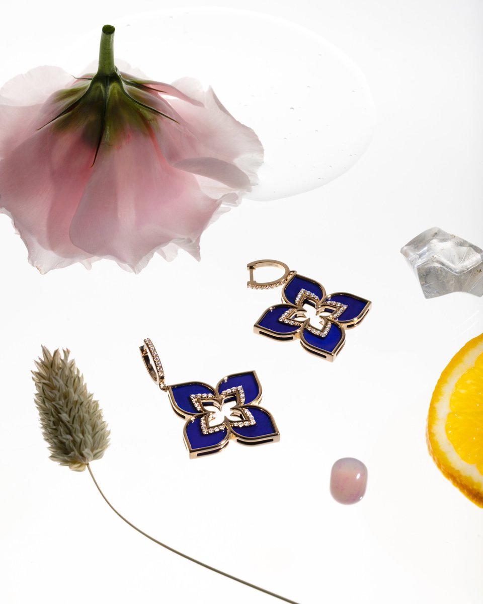 We speak with gestures and objects, leaving scents and messages everywhere we go.

#RobertoCoin #LoveinVerona