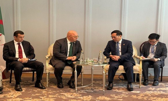 Algerie_aps's tweet photo. #Rebiga 🇩🇿 reçu à #Hô_Chi_Minh -Ville par le Vice-Premier ministre vietnamien 🇻🇳

🔗https://t.co/elqMp6qqUk https://t.co/1Ak25lefdO