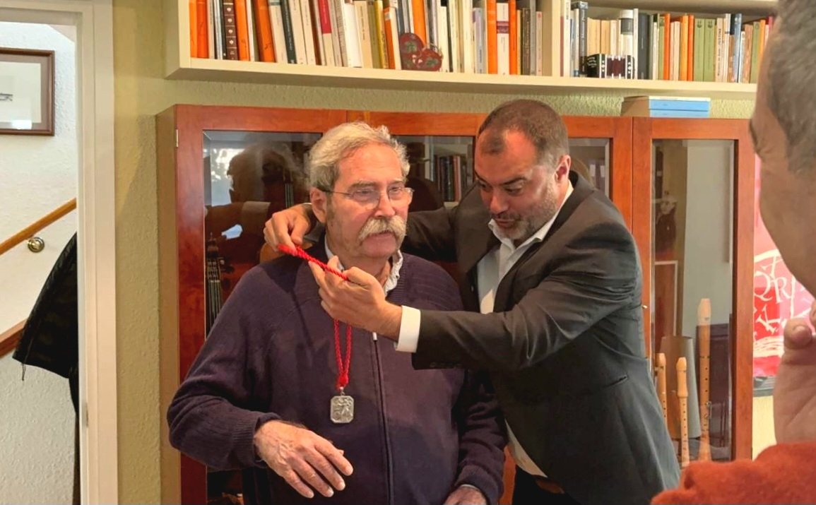 Edicions Proa (@ed_proa) on Twitter photo L'alcalde de Terrassa Sr <a href="/jordi_ballart/">Jordi Ballart Pastor</a> distingeix l'escriptor Jaume Cabré amb la Medalla de la Ciutat, atorgada per l'Ajuntament en reconeixement a l'excepcional aportació a la literatura i la vinculació amb Terrassa. Just el dia del seu 78è aniversari L'alcalde de Terrassa Sr <a href="/jordi_ballart/">Jordi Ballart Pastor</a> distingeix l'escriptor Jaume Cabré amb la Medalla de la Ciutat, atorgada per l'Ajuntament en reconeixement a l'excepcional aportació a la literatura i la vinculació amb Terrassa. Just el dia del seu 78è aniversari