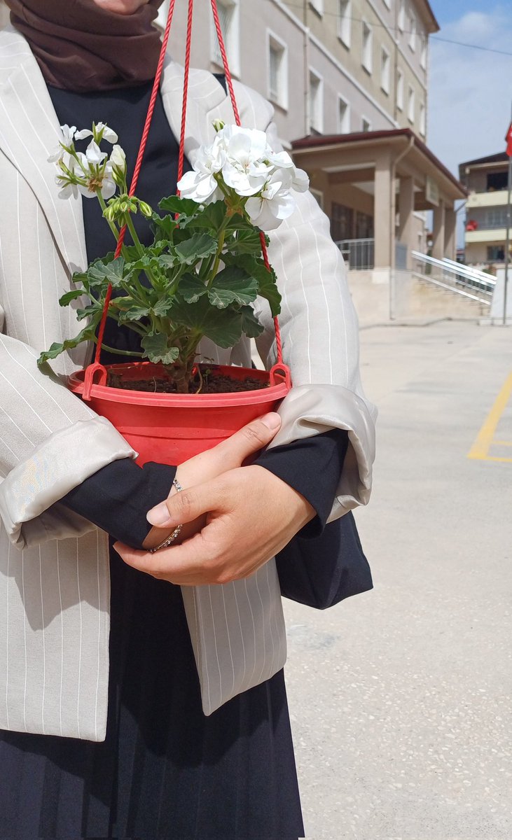 Bugün okuluma beni ziyarete geldi ve bana bir kucak dolusu mutluluk bıraktı gitti