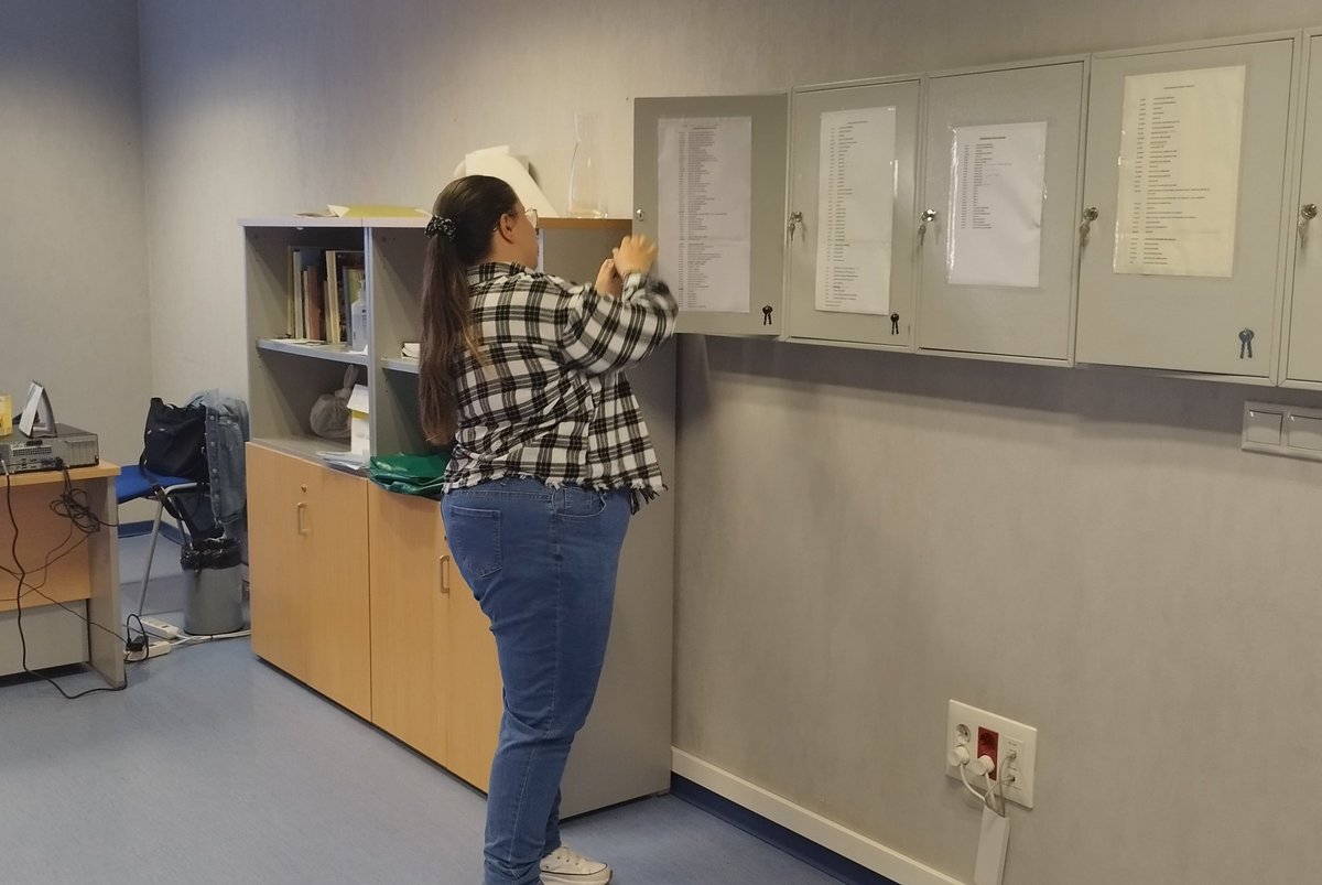 UniverDIuja's tweet photo. Sheila está realizando las prácticas curriculares del Programa UniverDI @UniverDIuja @ujaen @Fundacion_ONCE en el servicio de consejería de la #UJA en la Antigua Escuela de Magisterio https://t.co/NTz8woPFmk