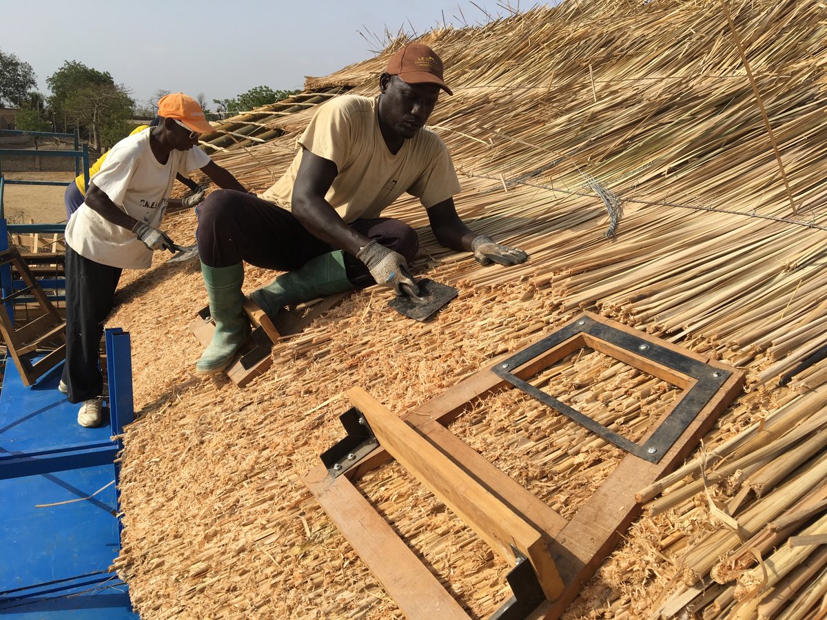 factsahelplus's tweet photo. Résidence
Djilor Djidiack, Sénégal

Architecte
Atelier d’Architecture Perraudin

Construction en terre
Les jeunes du village de Djilor

Photos : Atelier d’Architecture Perraudin

#FACTSahel #Senegal #Sahel #construireenterreausahelaujourdhui #construction #environnement #terre https://t.co/xNuyTTGW1e