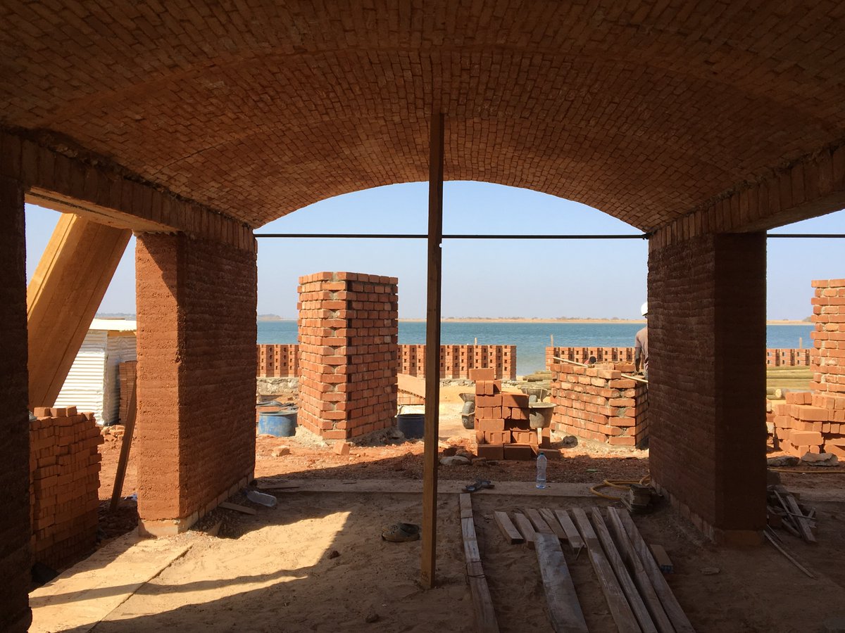 factsahelplus's tweet photo. Résidence
Djilor Djidiack, Sénégal

Architecte
Atelier d’Architecture Perraudin

Construction en terre
Les jeunes du village de Djilor

Photos : Atelier d’Architecture Perraudin

#FACTSahel #Senegal #Sahel #construireenterreausahelaujourdhui #construction #environnement #terre https://t.co/xNuyTTGW1e