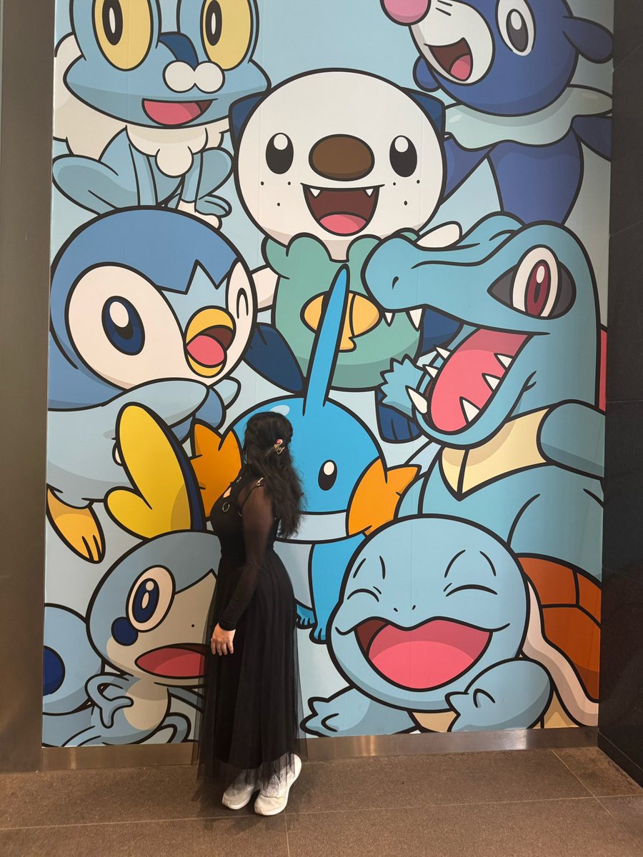 How girls take photos at museums: #pokemoncenter