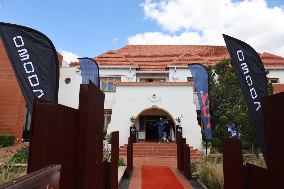 Radio702's tweet photo. Celebrating #InternationalJazzDay with Jazz and Beyond

Join us for LIVE jazz performances while enjoying exquisite food in Houghton.

Currently, we are celebrating jazz at Nelson Mandela's home, the Sanctuary Mandela.

International Jazz Day with 702, @CapeTalk  and Jazz & Beyond is powered by @Omoda_SA 

#InternationalJazzDay #OMODA #Steenberg #702JazzandBeyond #702SanctuaryMandela #702WalkTheTalk
