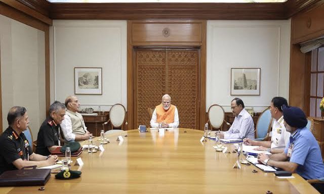 पहलगाम की घटना के बाद से नज़र यही आ रहा है कि पीएम अपने कार्यकाल की सबसे बड़ी चुनौती का सामना कर रहे हैं।घटना के सात दिन बाद सेना को खुली छूट का क्या यह अर्थ लगाया जाए कि कूटनीतिक स्तर पर हुई कार्रवाइयों के अपेक्षित नतीजे नहीं मिले ? श्रवण गर्ग की खरी-खरी: youtu.be/edJaNLNQr8Q?si…