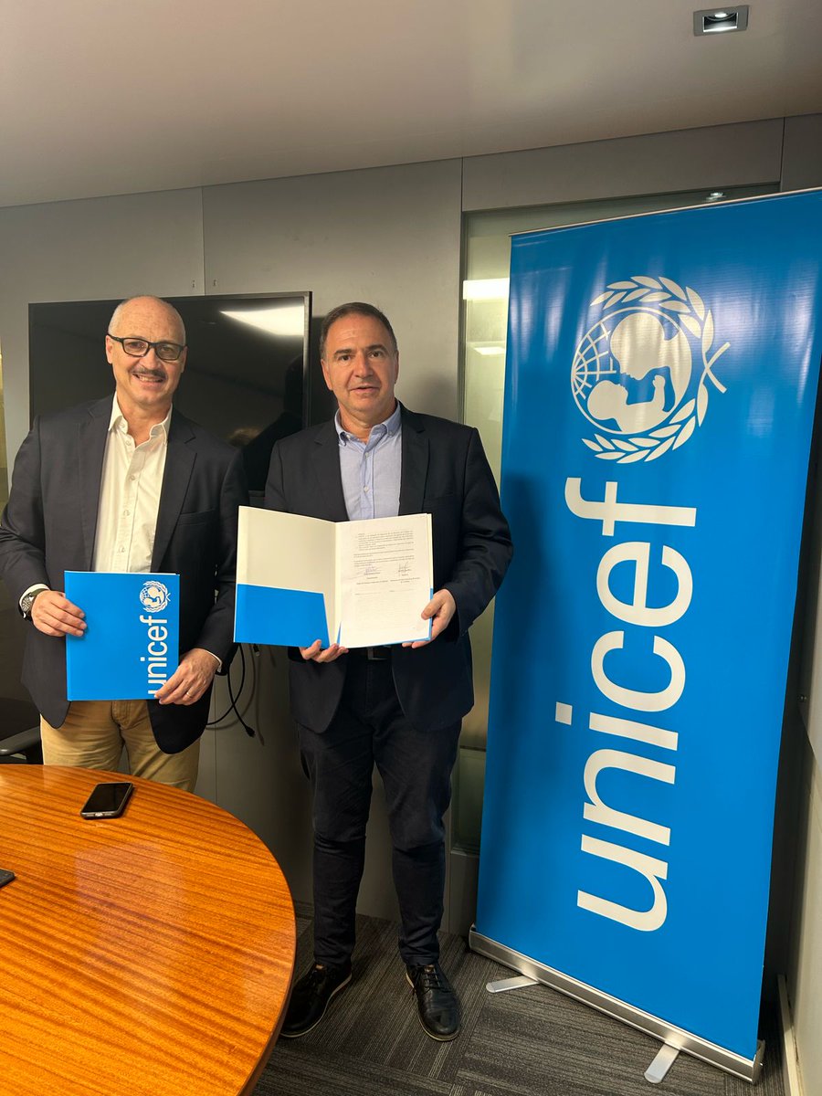 UNICEFargentina's tweet image. Firmamos un convenio con @educacioncba para trabajar conjuntamente con #PLaNEA en la agenda de transformación de la escuela secundaria mediante el fortalecimiento de las Escuelas Secundarias de Formación Profesional, la conformación de redes de escuelas de TransFormar@CBA y el