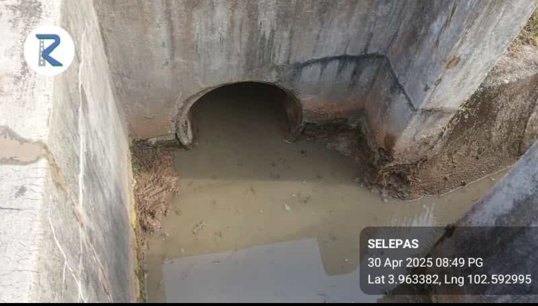 Kerja penyenggaraan rutin R05 - membersihkan pembentong di laluan (F) Kota Gelanggi 5, Seksyen 1.40, Daerah Jerantut, Pahang
<a href="/JKRJERANTUT/">JKR Jerantut</a> 
<a href="/JKRPAHANG/">JKR PAHANG</a> 
<a href="/ZTTCSFJ/">ZTT CSFJ</a> 
<a href="/CSFJ_JKR/">Cawangan Senggara Fasiliti Jalan (CSFJ)</a> 
<a href="/IPJKR_Official/">JKR Malaysia Rasmi</a> 
<a href="/moworksmy/">Kementerian Kerja Raya Malaysia</a> 
<a href="/ahmadmaslan/">DS Dr Ahmad b Maslan</a> 
<a href="/AlexNantaLinggi/">Alexander Nanta Linggi</a>