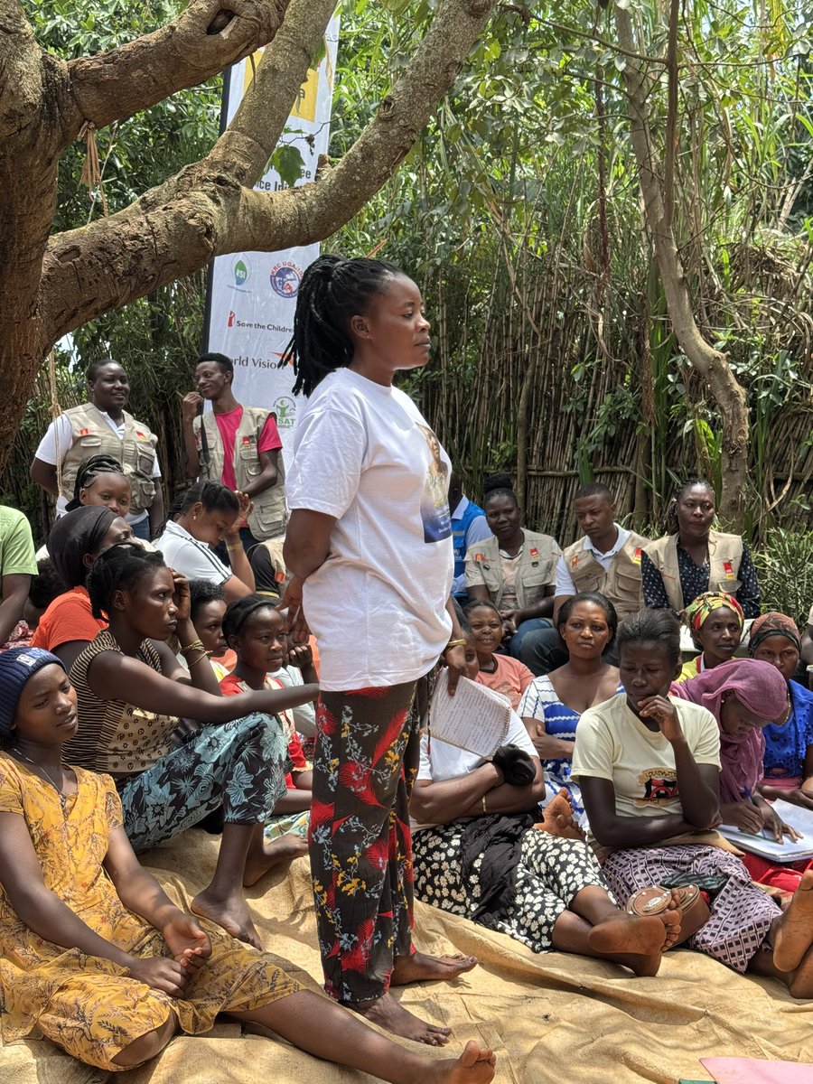 URRI_Danida's tweet image. Meeting farmer group of 30 refugee women part of @URRI_Danida🤝 Together they rent land, grow maize & beans for sale, jointly saving over UGX 2M as of now. All members have a say in what to plant & sell, & have access to loans. Combining climate-smart agriculture & 🚺empowerment!