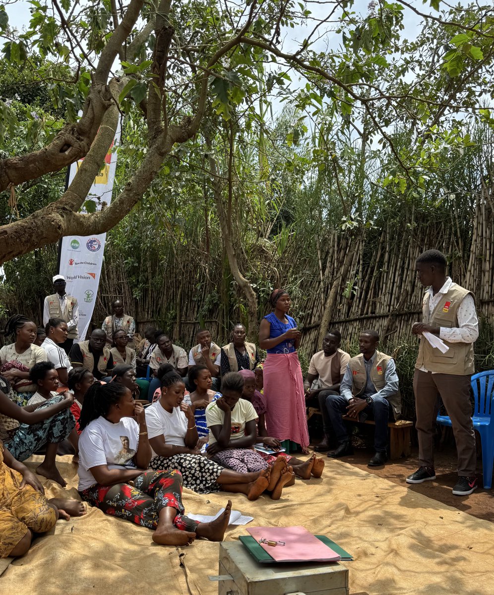 URRI_Danida's tweet image. Meeting farmer group of 30 refugee women part of @URRI_Danida🤝 Together they rent land, grow maize & beans for sale, jointly saving over UGX 2M as of now. All members have a say in what to plant & sell, & have access to loans. Combining climate-smart agriculture & 🚺empowerment!
