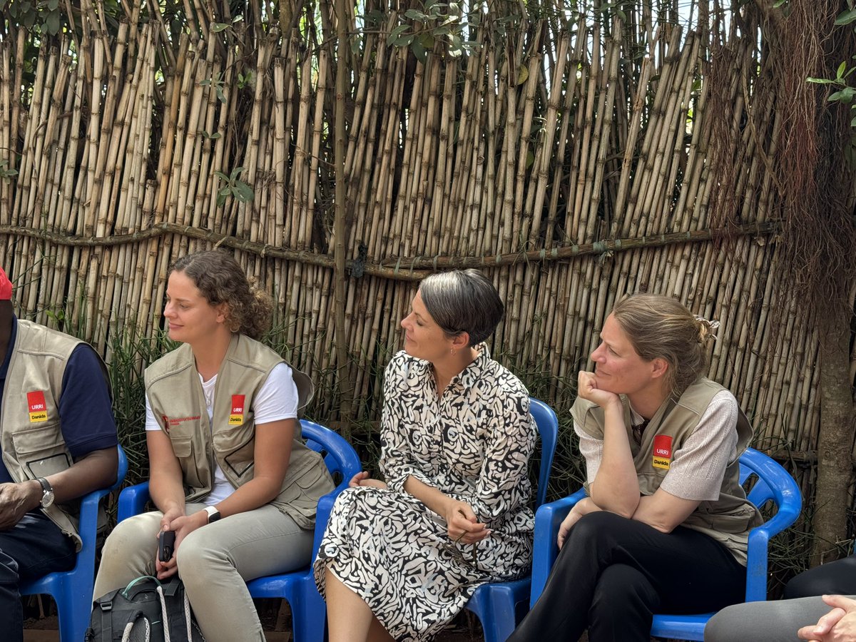 URRI_Danida's tweet image. Meeting farmer group of 30 refugee women part of @URRI_Danida🤝 Together they rent land, grow maize & beans for sale, jointly saving over UGX 2M as of now. All members have a say in what to plant & sell, & have access to loans. Combining climate-smart agriculture & 🚺empowerment!