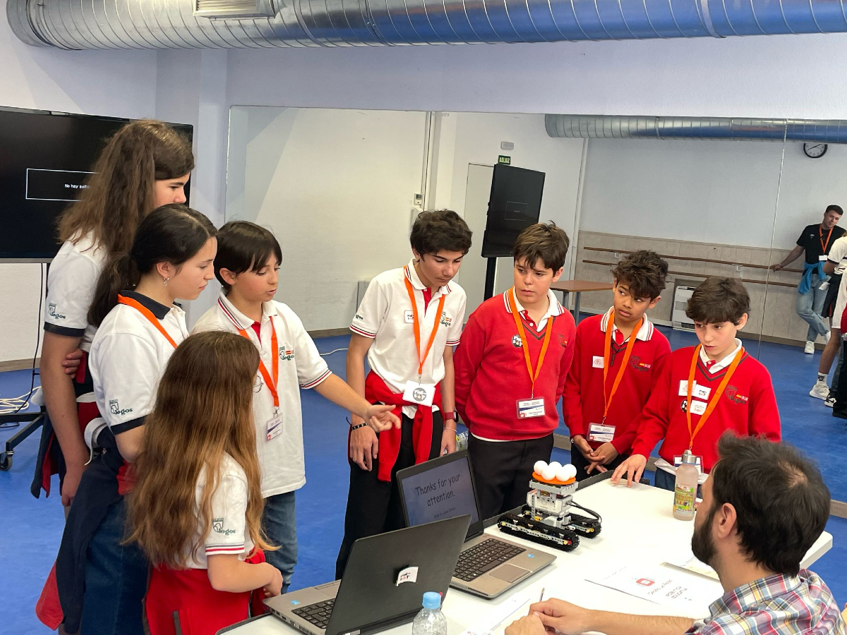 🏆 ¡GANADORES! 🤖 Nuestros alumnos de la actividad de #Robótica participaron en el VII #DesafíoLasRozas, en el cual salieron vencedores en la Categoría Robotón con su proyecto de robot transportador “Ping-bot”. 🤖 ¡Enhorabuena! #LogosInternationalSchool