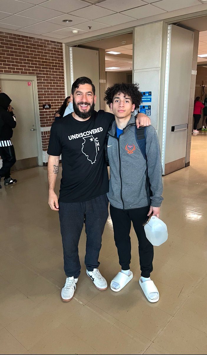 We were in the NY2LA Tournament in Bettendorf IA this past weekend. Played Friday night late but came back to Chicago at 5:30 AM, so Joey could hoop at the Undiscovered Showcase and hang with Dan for a minute. Just what we do. 🤷🏽‍♂️ Turned right back around to IA for a 4:10 game.