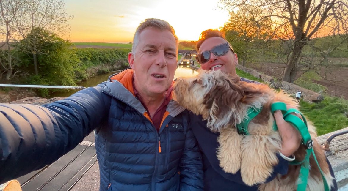 I love when my dads are doing a piece to camera, I make it so much more fun. #narrowboatlife