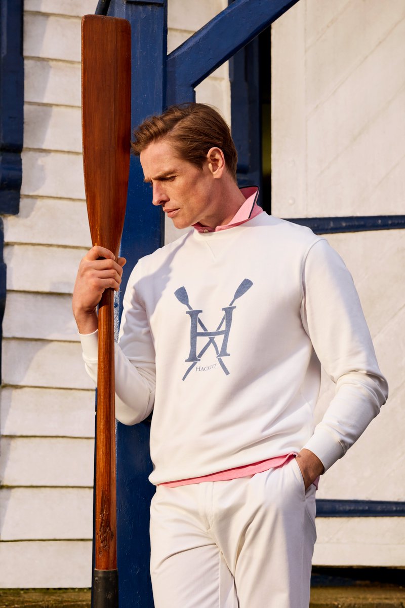 Layer up with a white crew neck sweater made of pure cotton, featuring the Heritage Regatta logo.
 
#HackettHeritage #HowToHackett 
bit.ly/4lPxteN