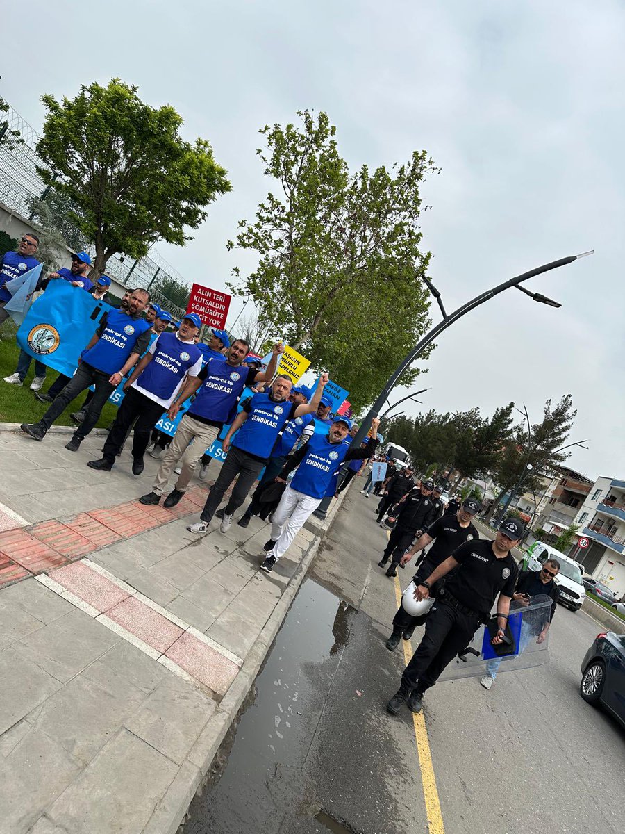 “Tüpraş dolum kapısında bugün bir kez daha gösterdik: Bu mücadele sadece ekmek değil, onur mücadelesidir! Alın terimizin karşılığı verilene kadar buradayız, bir adım geri atmayacağız! #DirenenTüpraşİşçisi #EmekKazacak”