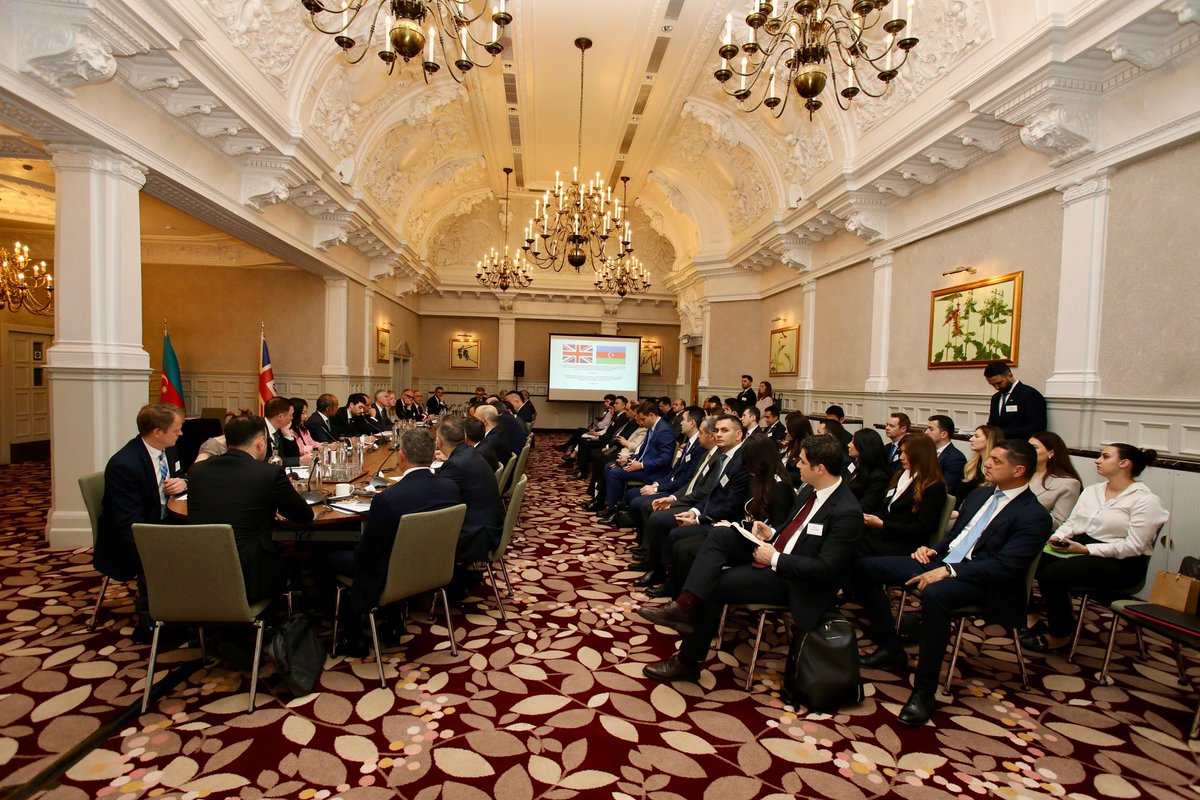 ParvizShahbazov's tweet photo. Londonda Birləşmiş Krallığın xidmətlər, kiçik bizneslər və ixrac naziri Qaret Tomasla həmsədrliyimizlə iqtisadi əməkdaşlıq üzrə Birgə Hökumətlərarası Komissiyanın 7-ci iclası məhsuldar nəticələrlə yekunlaşdı. 37 milyard dollardan çox #investisiya və #enerji sahəsində mühüm layihələrlə ölkəmizin iqtisadi inkişafına töhfə verən strateji tərəfdaşımız Böyük Britaniya ilə 20-dən çox sahə üzrə əməkdaşlıq gündəliyimizi dəyərləndirdik, iqtisadi-ticari əlaqlərimizin inkişafı istiqamətində gələcək fəaliyyət planlarımızı müəyyənləşdirdik. Həmçinin #UKEF və #AZPROMO arasında Anlaşma Memorandumu imzalandı.