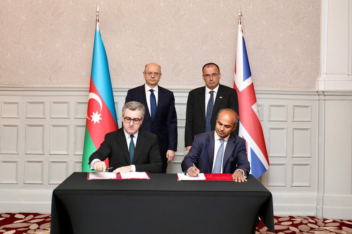 ParvizShahbazov's tweet photo. Londonda Birləşmiş Krallığın xidmətlər, kiçik bizneslər və ixrac naziri Qaret Tomasla həmsədrliyimizlə iqtisadi əməkdaşlıq üzrə Birgə Hökumətlərarası Komissiyanın 7-ci iclası məhsuldar nəticələrlə yekunlaşdı. 37 milyard dollardan çox #investisiya və #enerji sahəsində mühüm layihələrlə ölkəmizin iqtisadi inkişafına töhfə verən strateji tərəfdaşımız Böyük Britaniya ilə 20-dən çox sahə üzrə əməkdaşlıq gündəliyimizi dəyərləndirdik, iqtisadi-ticari əlaqlərimizin inkişafı istiqamətində gələcək fəaliyyət planlarımızı müəyyənləşdirdik. Həmçinin #UKEF və #AZPROMO arasında Anlaşma Memorandumu imzalandı.