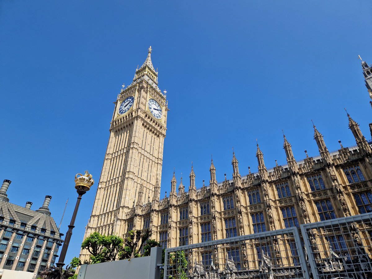 Spoke to <a href="/SarahGibsonLD/">Sarah Gibson</a> this morning during Year 12s visit to Parliament. It was nice to have chance to talk to her at the start of our visit. #politics