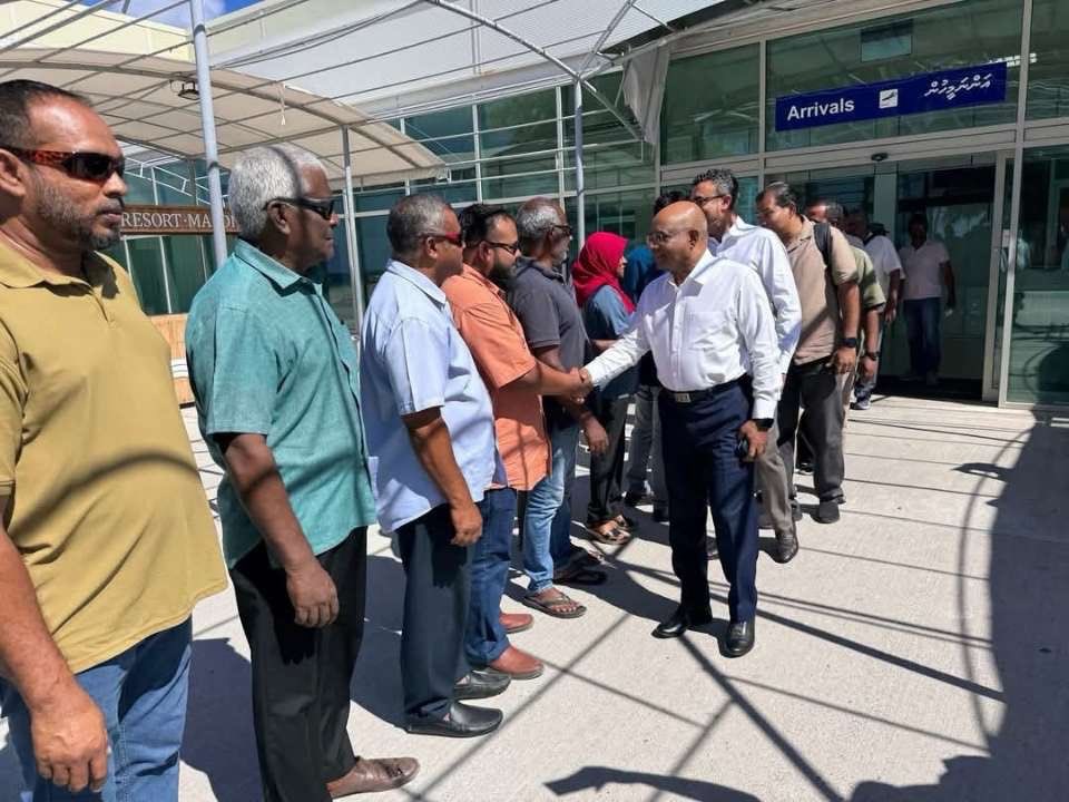 abdulla_shahid's tweet photo. އެމްޑީޕީއިން މިދިޔަ ހަފްތާގައި އައްޑޫ ސިޓީއަށް ކުރި ދަތުރަށްފަހު ސަރުކާރުގެ ކުންފުންޏެއްކަމަށްވާ ވޭސްޓް މެނޭޖްމަންޓް ކޯޕަރޭޝަންގެ ދެ މުވައްޒަފަކު މަޤާމުން ވަކިކުރުމަކީ ކަންބޮޑުވާކަމެއް. 
ވެމްކޯގެ މެނޭޖަރެއްގެ މަގާމުގައި ހުރި މޫސާ މުހައްމަދު އާއި ސީނިއަރ އެޑްމިނިސްޓްރޭޓިވް އޮފިސަރެއްގެ މަގާމުގައި ހުރި މުހައްމަދު އަފްޒަލް މިއަދު ވަޒީފާއިން ވަކިކޮށްފައިވަނީ އެމްޑީޕީގެ ޓީމަށް އެއަރޕޯޓުން މަރުޙަބާ ކިޔަން ތިބުމުންކަމަށް މައުލޫމާތު ލިބޭ. މިއީ އިންސާފުން އެއްކިބާވެފައިވާ އަދި ޤާނޫނު އަސާސީއިން ކަށަވަރުކޮށްދޭ ސިޔާސީ ޙަރަކާތްތަކުގައި ބައިވެރިވުމުގެ އަސާސީ ހައްޤަށް އަރައިގަތުމުގެ ޢަމަލެއް. މިއީ ޑިމޮކްރަސީގައި ފަހަތަށް އެޅޭ ފިޔަވަޅެއް. މަސައްކަތްތެރިންގެ ހައްޤުތައް ރައްކާތެރިކުރުމަށް ގޮވާލާ މަސައްކަތްތެރިންގެ ދުވަހާއި ދިމާކޮށް މަސައްކަތްތެރިންގެ ހައްޤުތަކަށް މިފަދައިން ސަރުކާރުން އަރައިގަތުމަކީ ކަންބޮޑުވާން ޖެހޭ ކަމެއް. އަދި މިފަދަ ކަންކަމަކީ އާއްމު ކަމަކަށް ވެގެން ދިޔުމަކީވެސް ކަންބޮޑުވާން ޖެހޭ ކަމެއް. މިއީ އަޅުގަނޑުމެން ވަރިހަމަކޮށްލައިގެން ތިބެން ޖެހޭކަހަލަ ކަންކަމެއް ނޫން. 
ސަރުކާރުން ވެމްކޯގެ މި މުވައްޒަފުންގެ ވަޒީފާ އިއާދަކޮށްދިނުމަށް ރައީސް ޑރ މުޙައްމަދު މުޢިއްޒުއަށް އަޅުގަނޑު ގޮވާލަން. އަދި މަސައްކަތްތެރިންގެ ހައްޤުގައި ސުލްޙަވެރިކަމާއެކު ތެދުވުމަށް ހުރިހާ ރައްޔިތުންނަށް ގޮވާލަން.