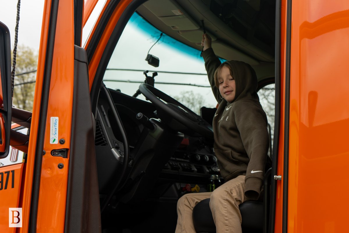 BuchananLogist's tweet image. Big wheels, big smiles! 😄 @ivytechfw hosted its Touch a Truck event last weekend, letting kids explore two @BuchananHauling rigs! What a day! 🚚❤️
#TouchATruck #BuchananLogistics #LogisticSolutions #BigRig