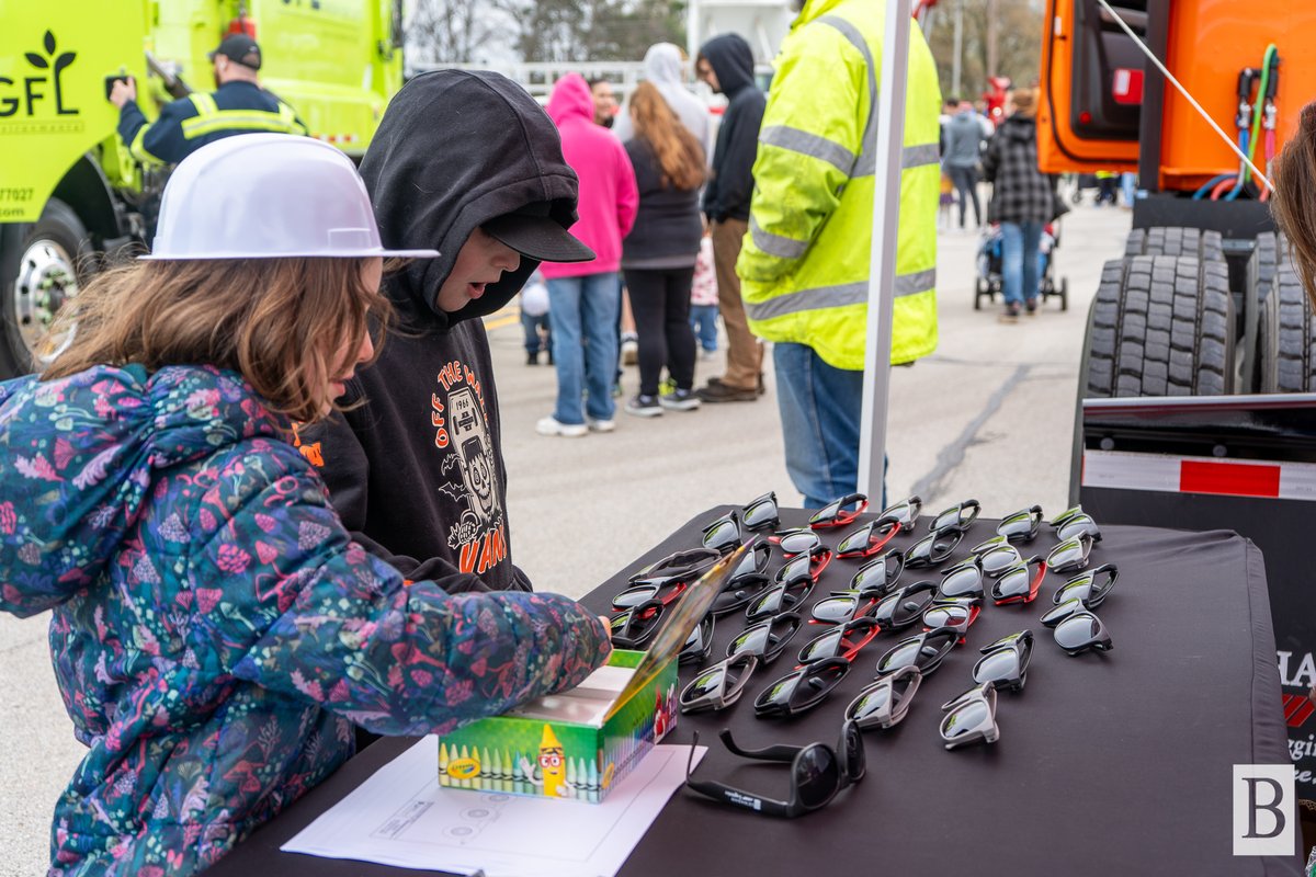 BuchananLogist's tweet image. Big wheels, big smiles! 😄 @ivytechfw hosted its Touch a Truck event last weekend, letting kids explore two @BuchananHauling rigs! What a day! 🚚❤️
#TouchATruck #BuchananLogistics #LogisticSolutions #BigRig