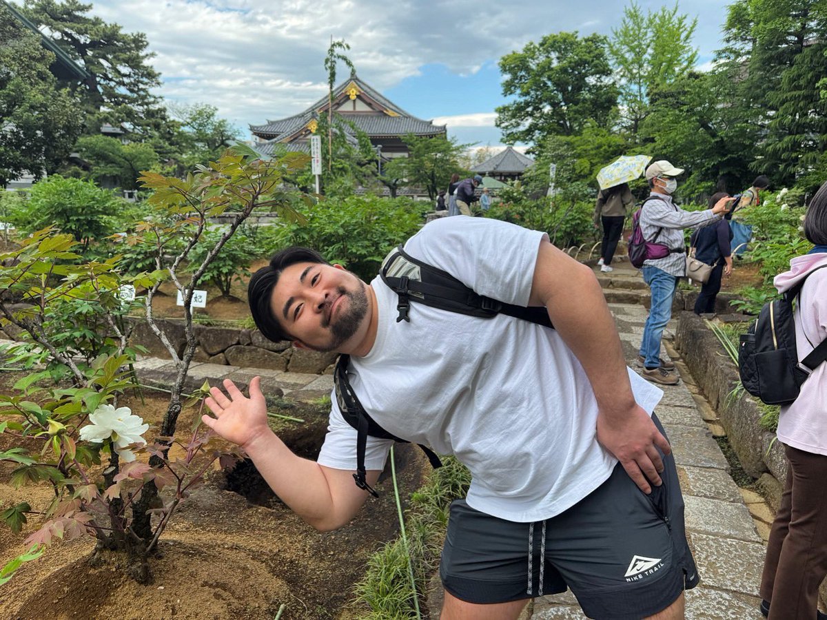 花の近くに顔を近づけたら小顔になるかと思いましたが、効果はありませんでした。

I thought that if I put my face closer to the flowers, it would look smaller, but it didn't have any effect.