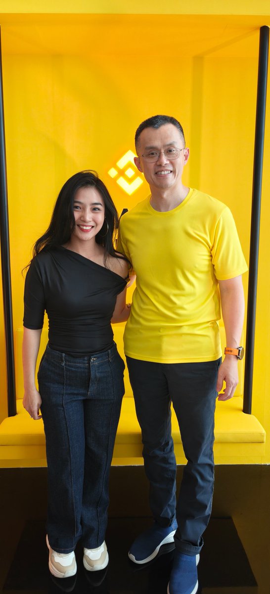 roschamomile's tweet image. Just me and @cz_binance discussing about the next 100x 😜💛⚡️