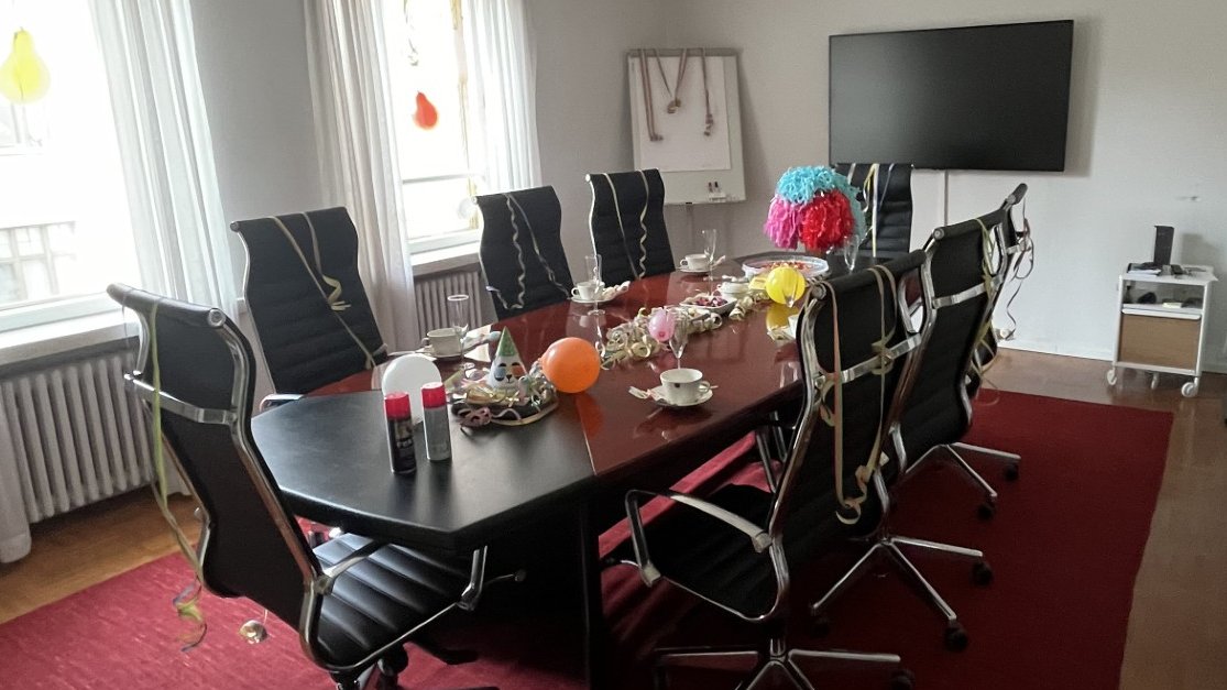 FinstaOy's tweet photo. Vappu sai näkyä tällä viikolla meillä, kun Helsingin ja Oulun toimistojen ykkösneukkareihin viriteltiin mm. serpentiinit. Sen jälkeen oli munkkien ja siman ja vuoro. Otimme  videoyhteyden Oulun ja HKi:n toimistojen välille, jotta saimme ottaa vastaan Vappua yhdessä. Hyvää vappua! https://t.co/R7RejmkKbk