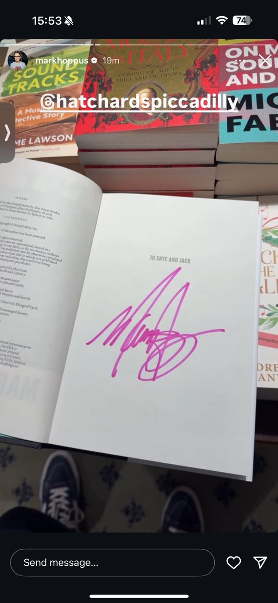 mark está assinando alguns livros em livrarias aleatórias de UK