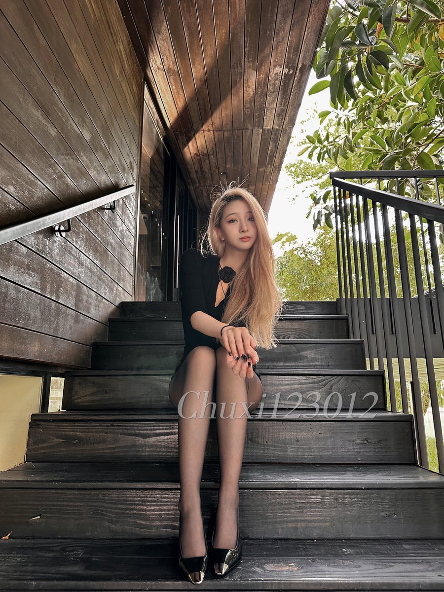 黑丝 高跟 脚 鞋底，评论告诉我你选哪个？

#女s  #高跟黑丝  #女性崇拜 #恋足 https://t.co/LQOJrgqWo2