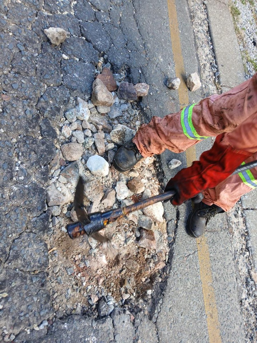 MyJRA's tweet photo. @CrumRegionB @CityofJoburgZA @GPDRT_ @_ArriveAlive @CoJTransport @Bertha23206554 @JDA_joburg @JoburgMPD @MMCKennyKunene #JoburgUpdates #RegionalOperations
Pothole repairs by the Region B team on Plunkett Avenue in Hurst Hill, 4th Avenue and 12th Street in Parkhurst, and along Malibongwe Drive in Ferndale.
@CrumRegionB https://t.co/cXV2tufswy