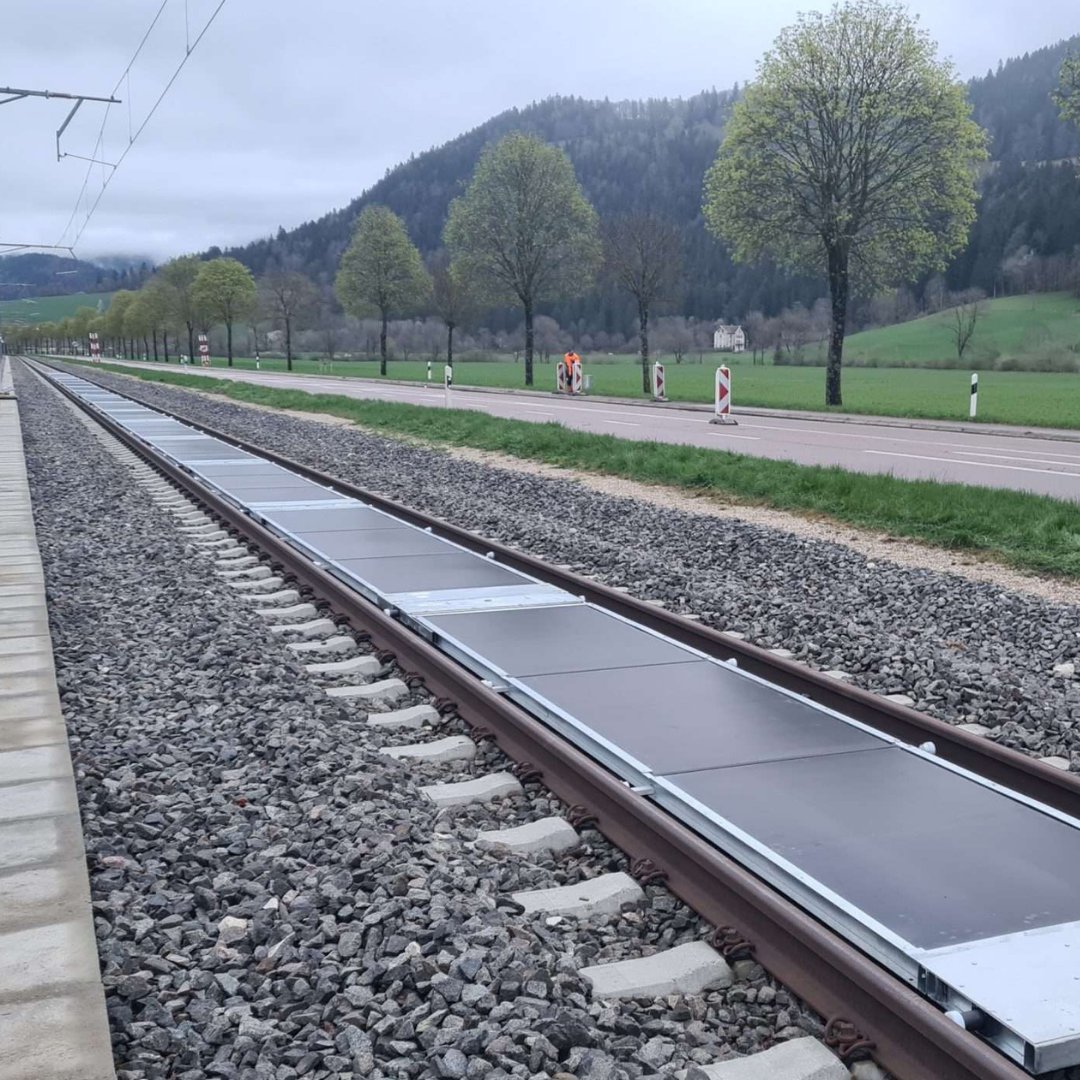 🇨🇭 Une première mondiale ! La Suisse a inauguré sa première centrale solaire amovible sur une voie ferrée ! Des trains solaires vont désormais circuler par-dessus une installation photovoltaïque composée de 48 panneaux, pour une production estimée de 16 000 kWh/an. Une solution