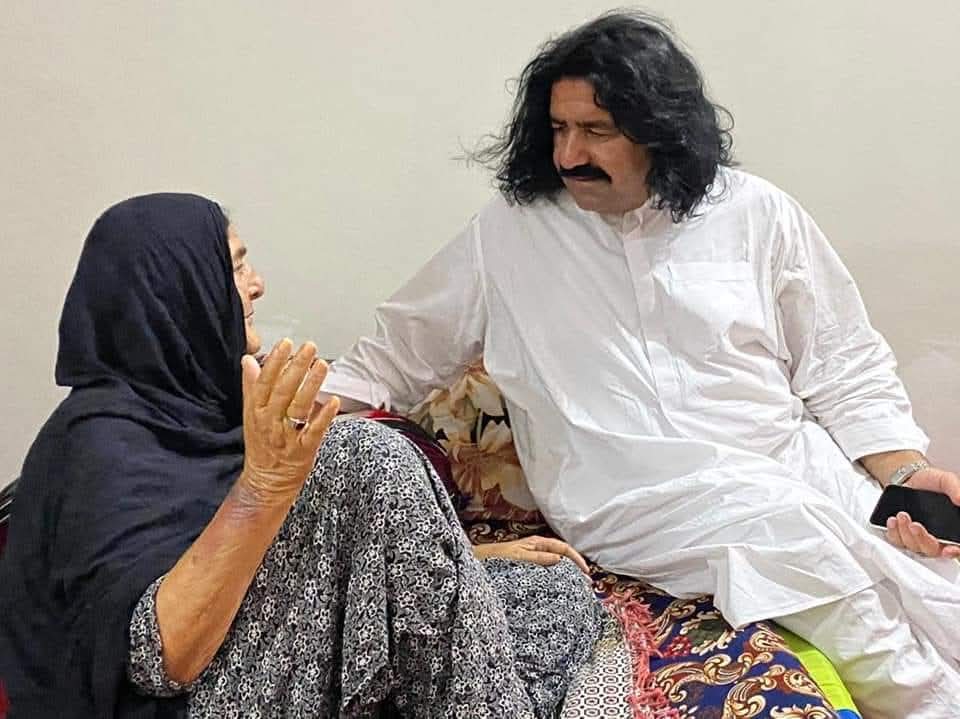 اپنے خاندان کے 17 جنازے اُٹھانے کے بعد بھی ریاست کو شکوه ھے که علی وزیر کا لهجه سخت ھے۔
#StatePersecutesAliWazir
#ReleaseAliWazir
