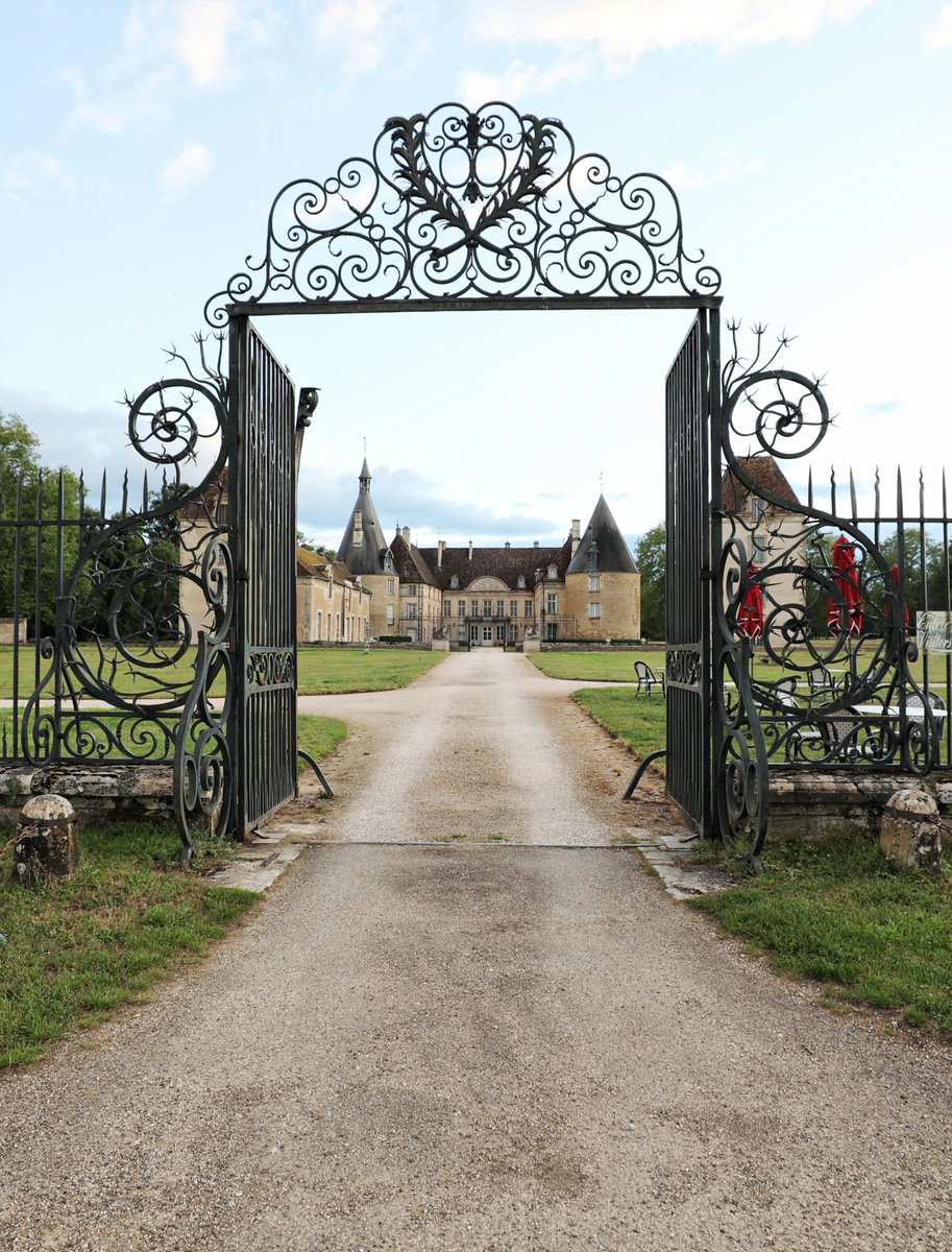 🔴 𝗢𝗨𝗩𝗘𝗥𝗧 𝗟𝗘 𝟭𝗘𝗥 𝗠𝗔𝗜 | Demain, nous fêterons le travail... en vous accueillant au château ! 🤗 

Le château de Commarin sera ouvert toute la journée de 10h à 18h ! 😊