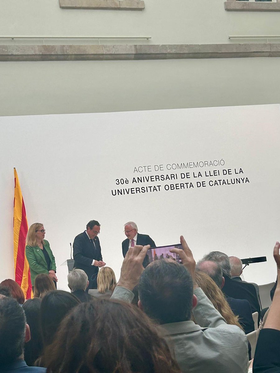 L'equip <a href="/UOCarxiu/">UOCarxiu</a> vam participar de l'Acte de commemoració del 30è aniversari de la Llei de la #UOC al <a href="/parlamentcat/">Parlament de Catalunya</a> i el reconeixement al Rector Planell #30anysUOC <a href="/UOCuniversitat/">UOCuniversitat</a>.