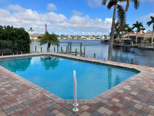 Protect the important things while preserving your enjoyment. Our glass pool fences are designed with safety as the top priority, but beauty is a bonus. #luxurypools #realestate
