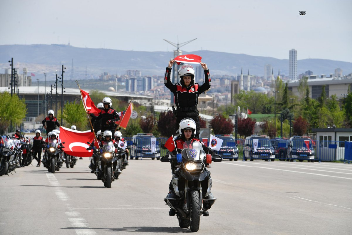 Vali Vasip Şahin, İl Emniyet Müdürlüğümüz Motosikletli Polis Timleri Amirliği Personelinin Motosikletleriyle Göreve Çıkışı münasebetiyle düzenlenen programa katılarak gerçekleştirilen gösterileri izledi. Program sonunda Vali Şahin Motosikletli Polis Timlerinde görevli personeli