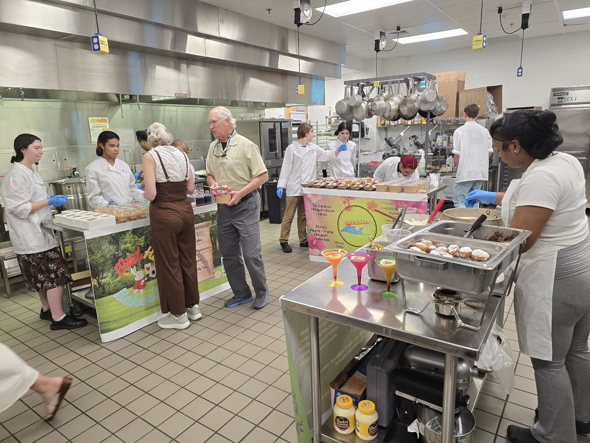 KB_CTE's tweet image. Our culinary arts students are showcating their cooking and sales skills at out annual Food truck rally.