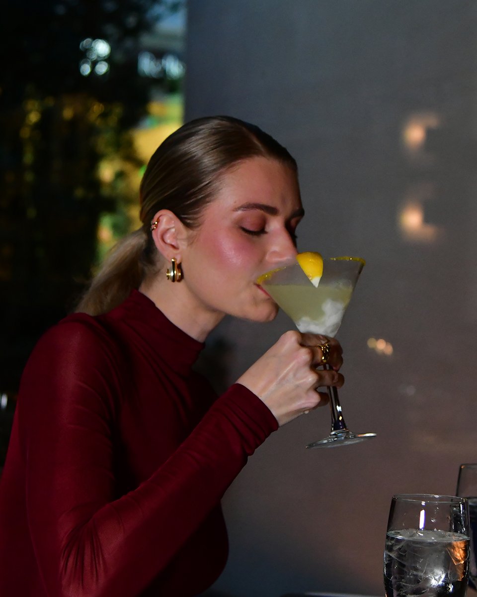 Sip, savor, and unwind with the perfect martini at Mastro’s. 🍸✨