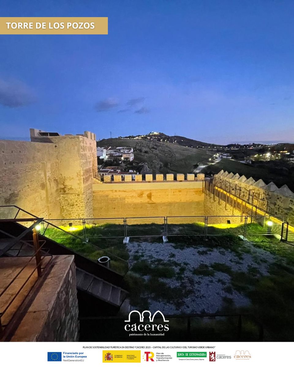 Ubicado en la Judería Vieja, dentro de la Ciudad Monumental:

👉 Posee una exposición de maquetas de monumentos emblemáticos de la ciudad.
👉 La Torre de los Pozos es un mirador privilegiado para la observación de aves además de  disfrutar de unas magnificas vistas de la Ciudad